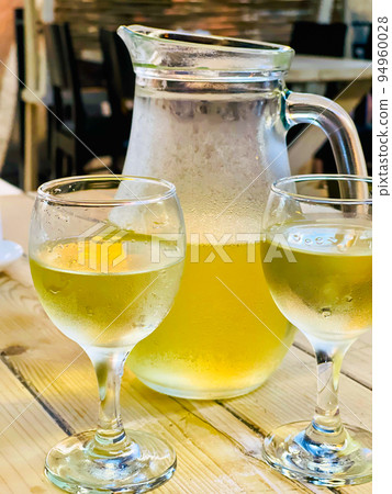 Glasses and jug of wine 94960028