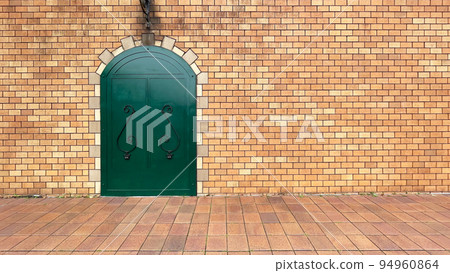 green door and brick wall 94960864