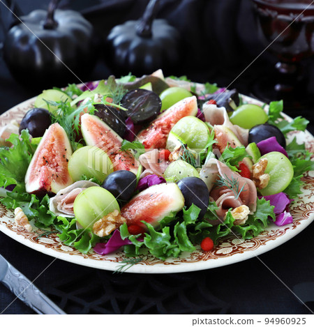 無花果、葡萄和意大利熏火腿沙拉 意大利熏火腿無花果沙拉 秋季沙拉 無花果、葡萄和意大利熏火腿沙拉 意大利熏火腿無花果沙拉 秋季沙拉 94960925