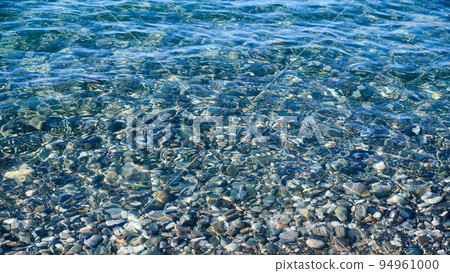 Background of clear blue water and pebbles under water, panoramic view 94961000