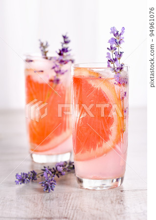 Grapefruit and lavender cocktail 94961076