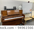 Upright piano 94961566
