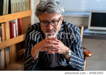 帥氣的商人英國紳士優雅的外觀書房等待顧客坐下 94961905