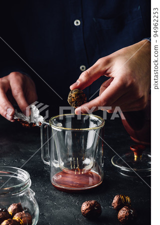 Steeping tea in glass mug 94962253
