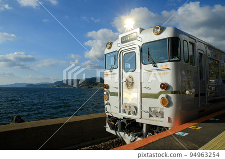觀光列車“Futatsuboshi 4047”在千渡站（JR九州）停靠 94963254