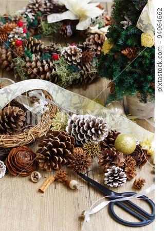 手工製作的聖誕花環材料 94964662