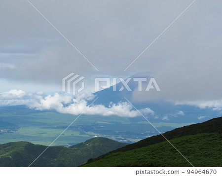 夏季雲霧繚繞的富士山 夏季雲霧繚繞的富士山 94964670