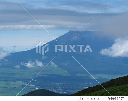 夏季雲霧繚繞的富士山 夏季雲霧繚繞的富士山 94964671