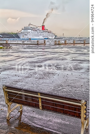 Yamashita Park after the rain 94964724