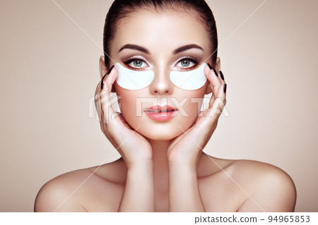 Portrait of Beauty woman with eye patches Portrait of Beauty woman with eye patches 94965853