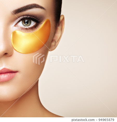 Portrait of Beauty woman with eye patches 94965879