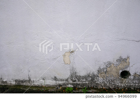 Outer wall with cracks and peeling paint Outer wall with cracks and peeling paint 94966099