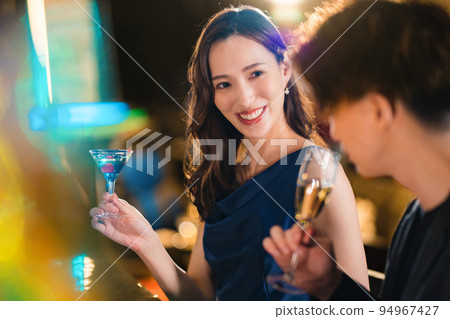 Men and women drinking at the bar 94967427