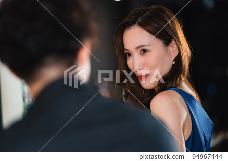 Men and women drinking at the bar 94967444