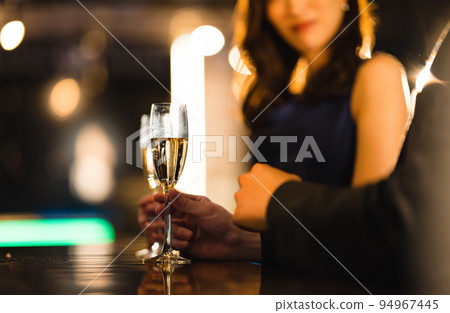 男人和女人在酒吧喝酒 94967445