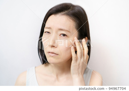 Women suffering from skin trouble 94967704