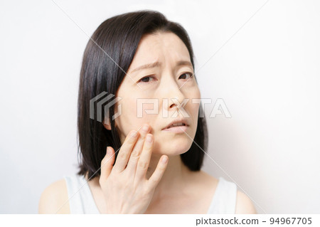 Women suffering from skin trouble 94967705