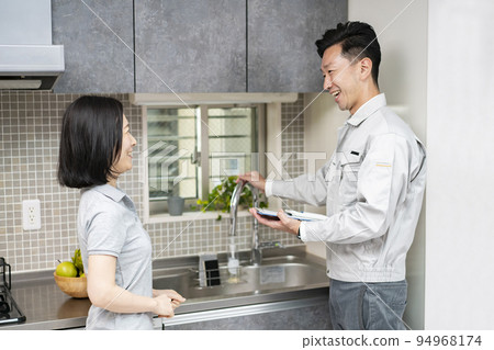 Reformer (water supplier) explaining to a woman 94968174