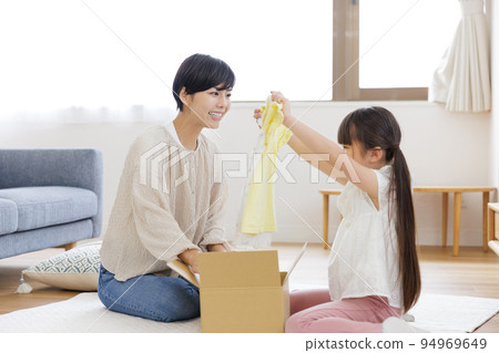 父母和孩子打開紙板 94969649