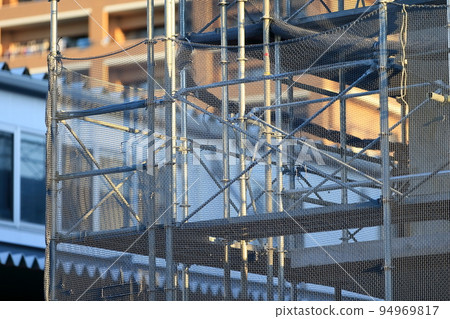 施工現場（框架腳手架上拉伸的垂直網）圖像 94969817
