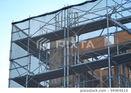 施工現場（框架腳手架上拉伸的垂直網）圖像 94969818