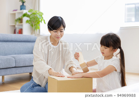 Parent and child assembling cardboard 94969988