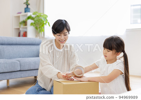 Parent and child assembling cardboard 94969989
