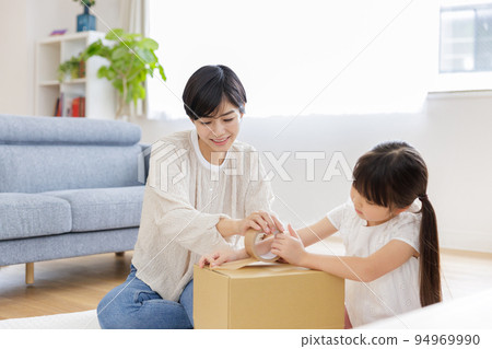 組裝紙板的父母和孩子 94969990