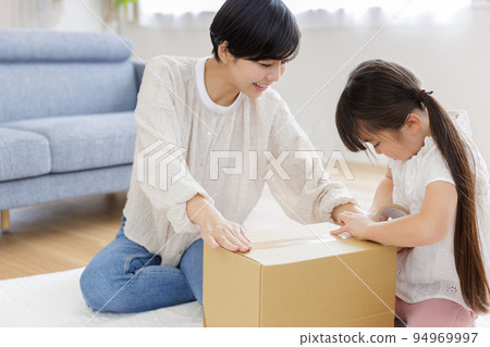 Parent and child assembling cardboard Parent and child assembling cardboard 94969997