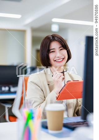 在辦公室用平板電腦工作的女人 在辦公室用平板電腦工作的女人 94970886