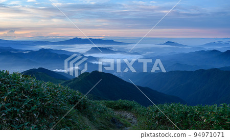 谷川山,漂浮在黎明天空和雲海中的山脈 谷川山,漂浮在黎明天空和雲海中的山脈 94971071