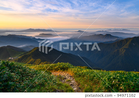 群馬縣谷川岳染上朝霞的雲海和山巒 94971102
