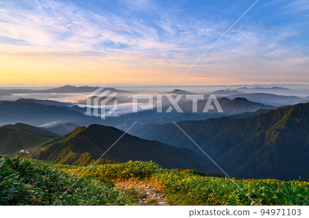 群馬縣谷川岳染上朝霞的雲海和山巒 94971103