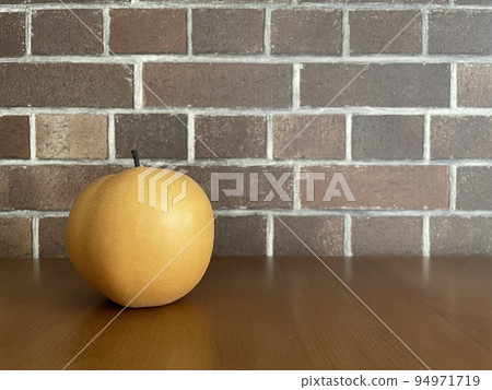 梨和磚背景放置在左下方 94971719