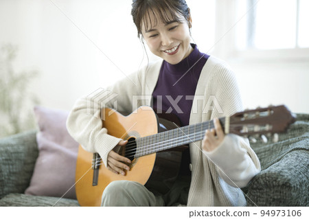 Home time guitar playing and singing 94973106