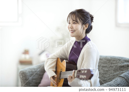家庭時間吉他彈唱 家庭時間吉他彈唱 94973111