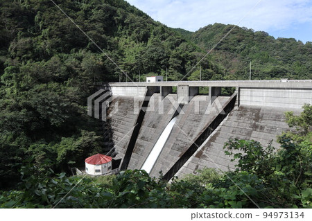 山口萩岡的一之坂大壩和金溪湖的風景 94973134