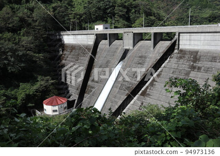 山口萩岡的一之坂大壩和金溪湖的風景 山口萩岡的一之坂大壩和金溪湖的風景 94973136