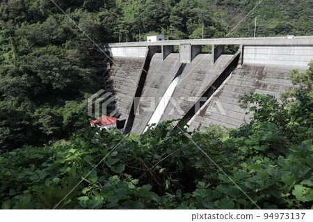 山口萩岡的一之坂大壩和金溪湖的風景 山口萩岡的一之坂大壩和金溪湖的風景 94973137