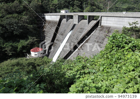 山口萩岡的一之坂大壩和金溪湖的風景 山口萩岡的一之坂大壩和金溪湖的風景 94973139