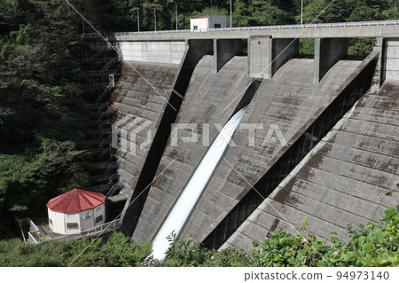 山口萩岡的一之坂大壩和金溪湖的風景 94973140