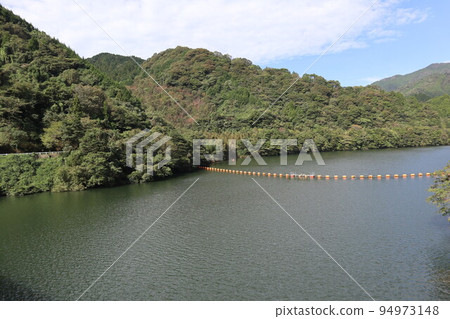 山口萩岡的一之坂大壩和金溪湖的風景 山口萩岡的一之坂大壩和金溪湖的風景 94973148