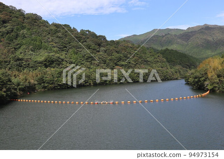 山口萩岡的一之坂大壩和金溪湖的風景 山口萩岡的一之坂大壩和金溪湖的風景 94973154