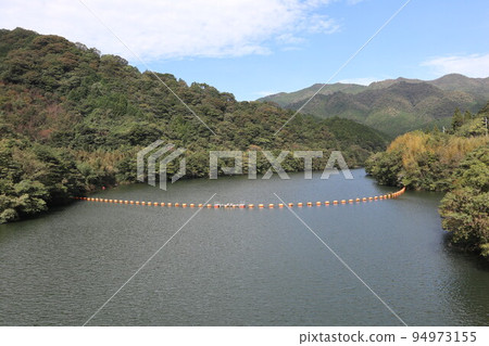 山口萩岡的一之坂大壩和金溪湖的風景 山口萩岡的一之坂大壩和金溪湖的風景 94973155