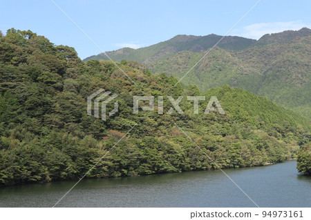 山口萩岡的一之坂大壩和金溪湖的風景 山口萩岡的一之坂大壩和金溪湖的風景 94973161