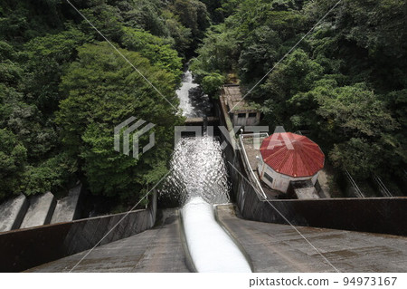 山口萩岡的一之坂大壩和金溪湖的風景 94973167