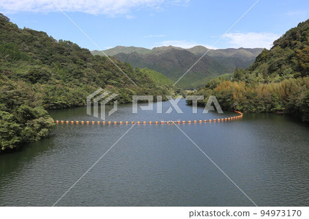 山口萩岡的一之坂大壩和金溪湖的風景 94973170