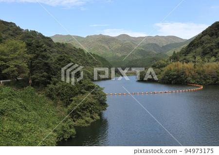 山口萩岡的一之坂大壩和金溪湖的風景 94973175