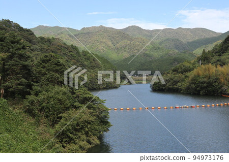 山口萩岡的一之坂大壩和金溪湖的風景 94973176
