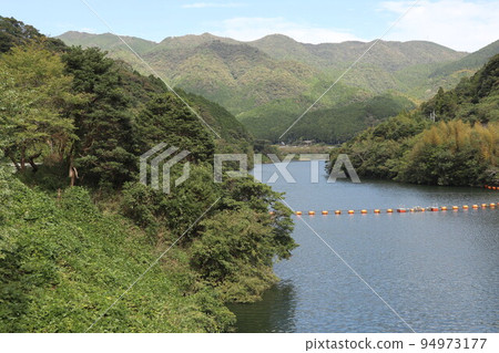 山口萩岡的一之坂大壩和金溪湖的風景 山口萩岡的一之坂大壩和金溪湖的風景 94973177